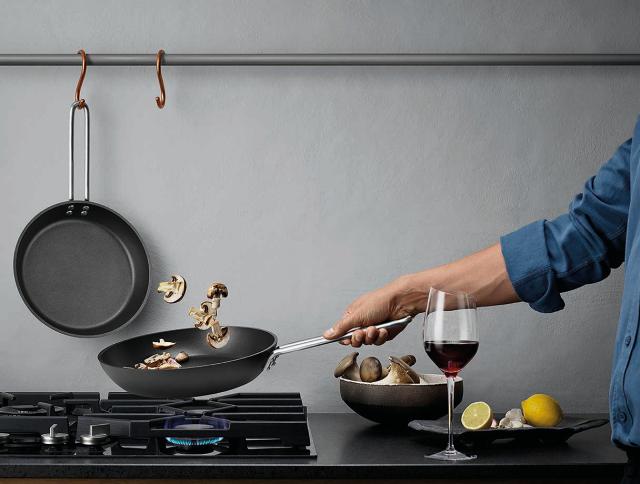 Slik rengjør du stekepannene dine