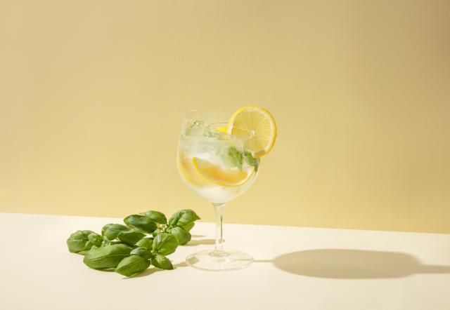 Sitron-basilikum mocktail m/kullsyre