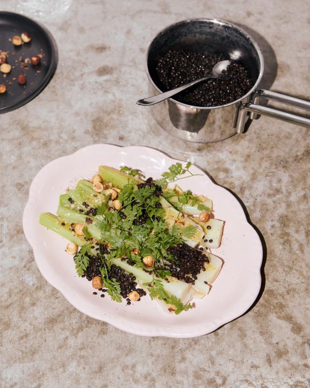 Dampet purreløk med belugalinser, kjørvel og vinaigrette