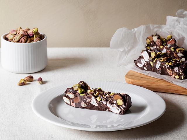Rocky road med pistasjnøtter, brente mandler og marshmallows
